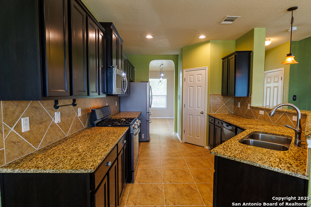 Listing photo id 8 for 708 Clearbrook Avenue