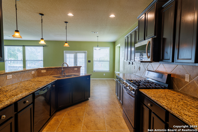 Listing photo id 9 for 708 Clearbrook Avenue