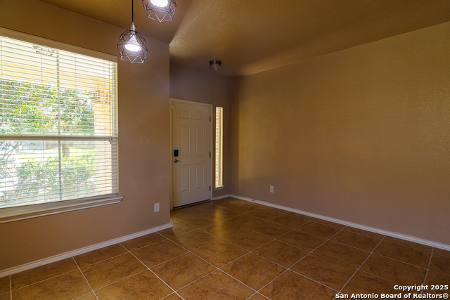 Listing photo id 3 for 708 Clearbrook Avenue