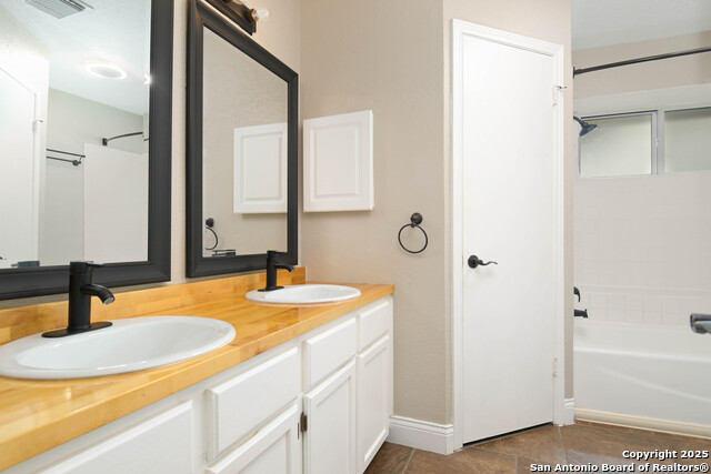 Listing photo id 11 for 4010 Knollbend
