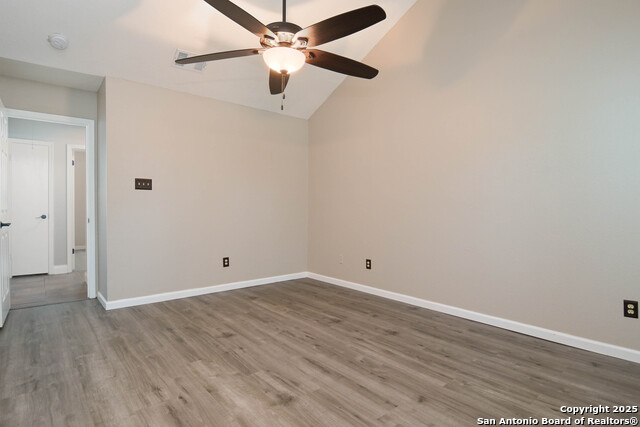 Listing photo id 12 for 4010 Knollbend