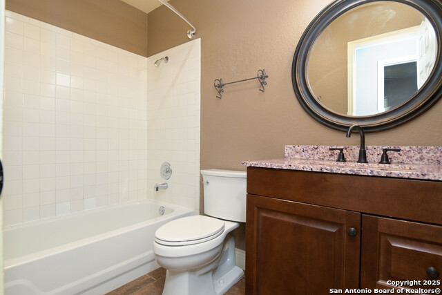 Listing photo id 15 for 4010 Knollbend
