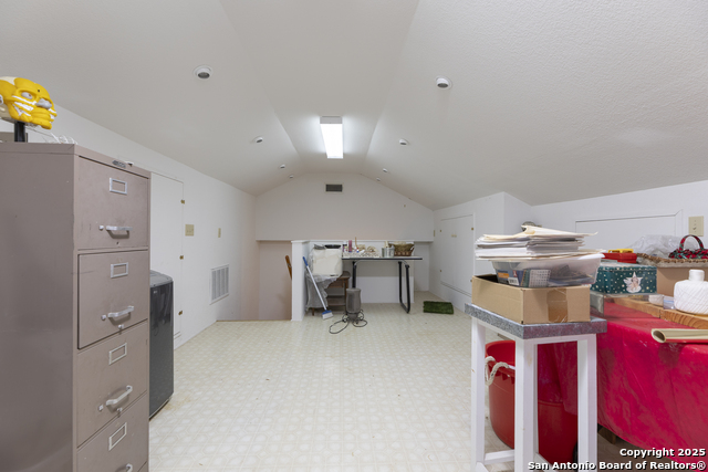 Listing photo id 12 for 522 Preston Trail