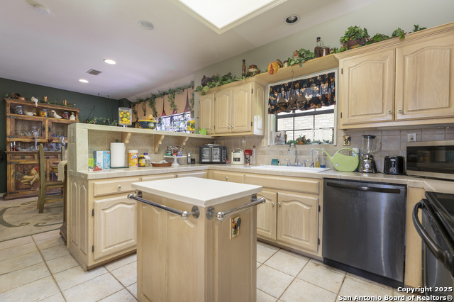 Listing photo id 4 for 522 Preston Trail