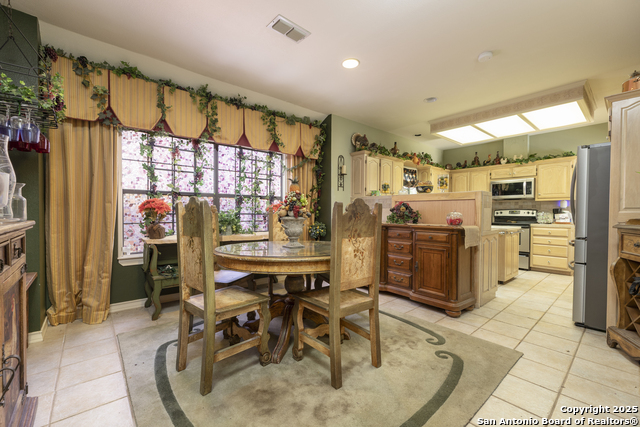 Listing photo id 5 for 522 Preston Trail