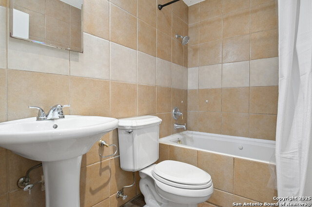 Image 21 of 23 For 809 Meadow Arbor
