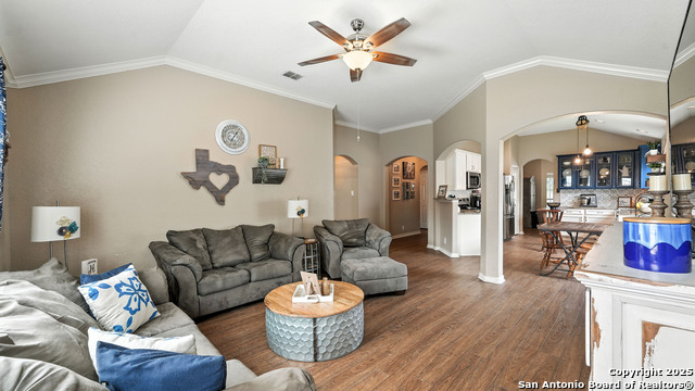 Listing photo id 13 for 427 Roadrunner