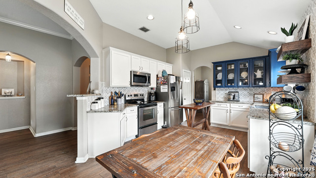 Listing photo id 17 for 427 Roadrunner