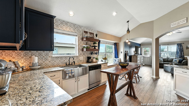 Listing photo id 26 for 427 Roadrunner