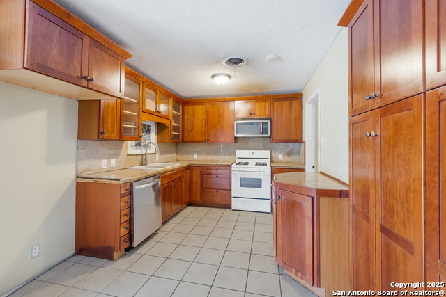 Listing photo id 10 for 226 Covina  