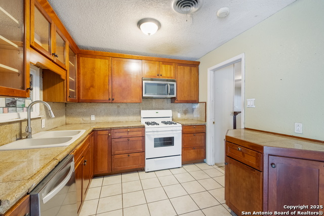 Listing photo id 11 for 226 Covina  