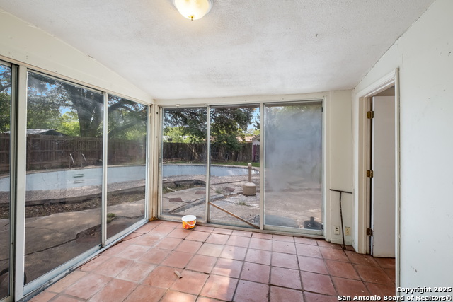 Listing photo id 17 for 226 Covina  