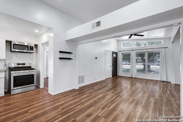Listing photo id 8 for 551 Lanark