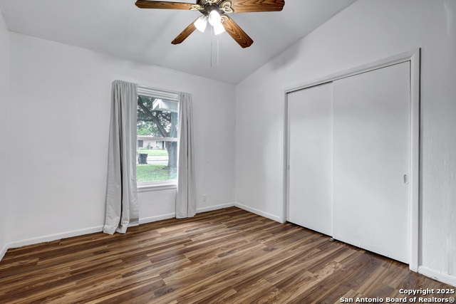 Listing photo id 12 for 551 Lanark