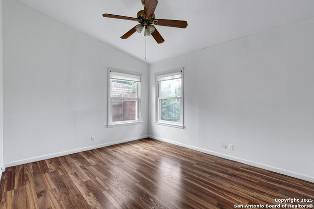 Listing photo id 14 for 551 Lanark
