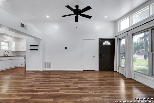 Listing photo id 1 for 551 Lanark
