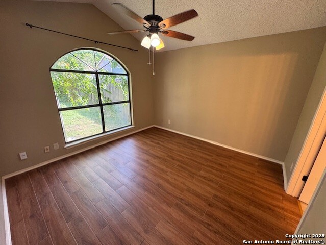 Listing photo id 11 for 9427 Valley Moss