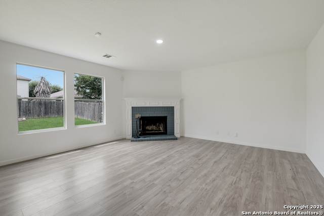 Listing photo id 2 for 7827 Oakdale Park