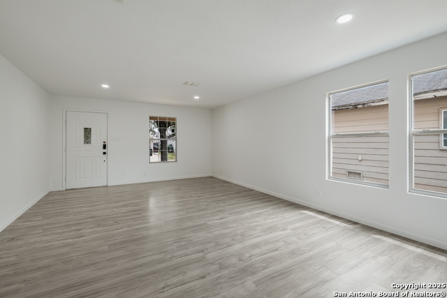 Listing photo id 7 for 7827 Oakdale Park