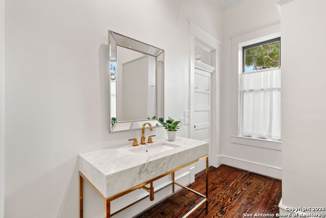 Image 10 of 41 For 509 W Austin St