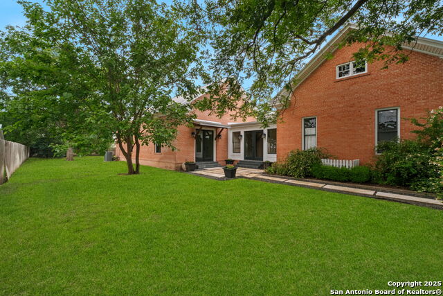 Image 32 of 41 For 509 W Austin St