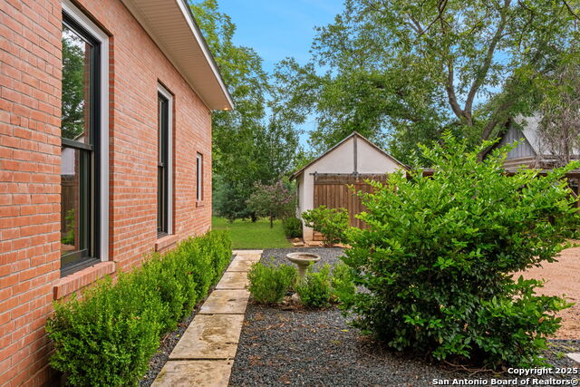 Image 33 of 41 For 509 W Austin St