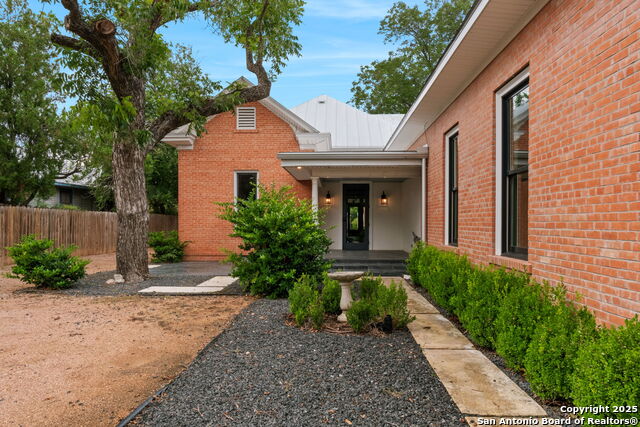 Image 35 of 41 For 509 W Austin St
