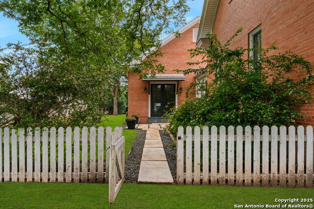 Image 37 of 41 For 509 W Austin St