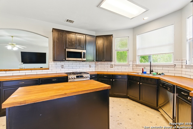 Listing photo id 8 for 59 Roan Heights