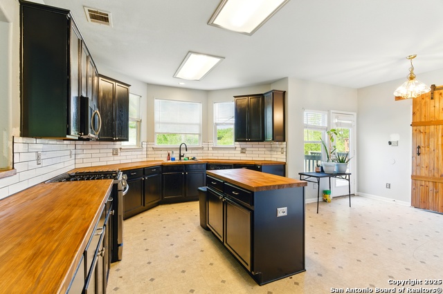 Listing photo id 6 for 59 Roan Heights