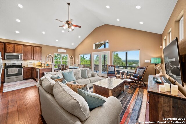 Listing photo id 1 for 617 Lake Island