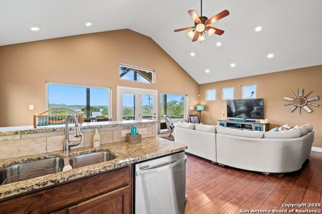 Listing photo id 3 for 617 Lake Island