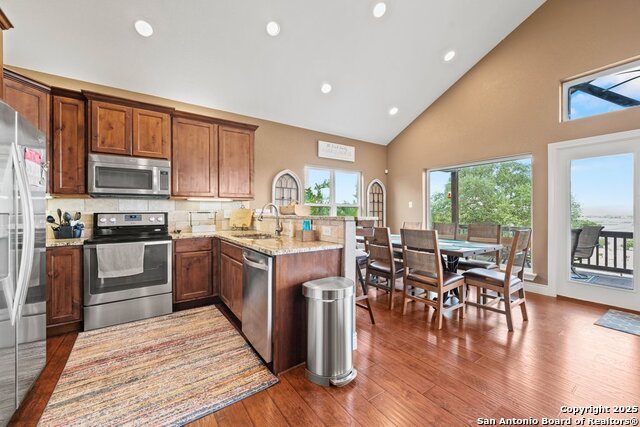 Listing photo id 4 for 617 Lake Island