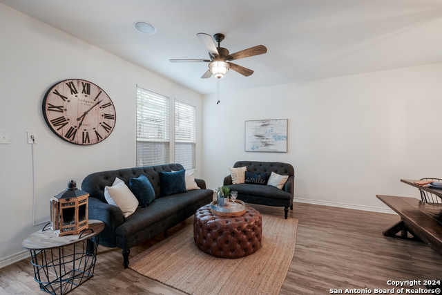 Listing photo id 8 for 627 Anthem Ln