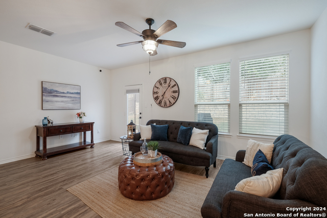 Listing photo id 9 for 627 Anthem Ln