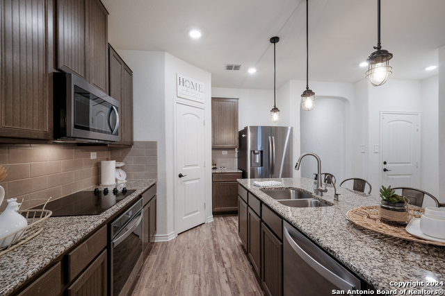 Listing photo id 3 for 627 Anthem Ln