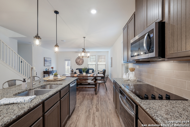 Listing photo id 4 for 627 Anthem Ln