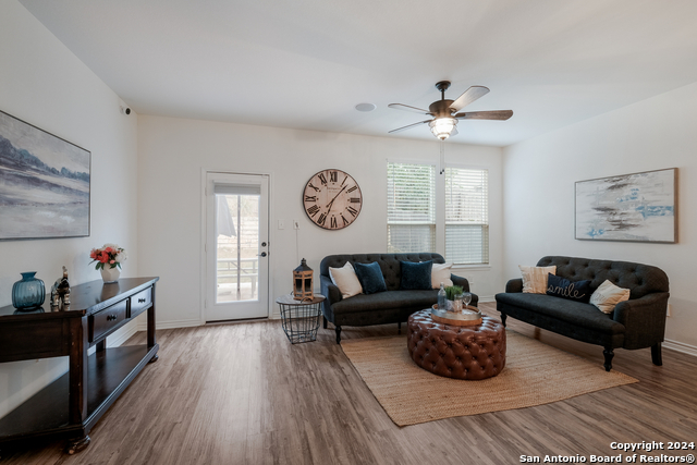 Listing photo id 7 for 627 Anthem Ln