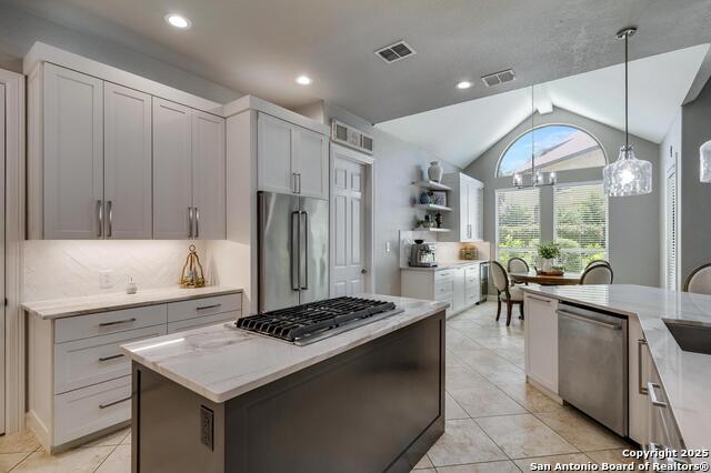 Listing photo id 16 for 710 Rio Springs