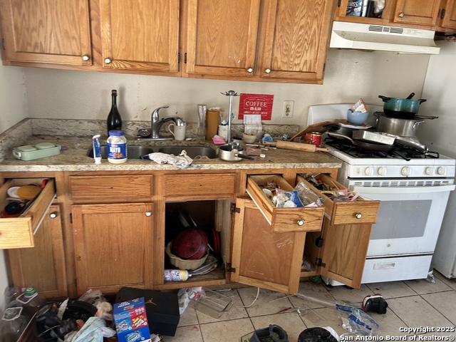 Listing photo id 1 for 1825 Hermosa W