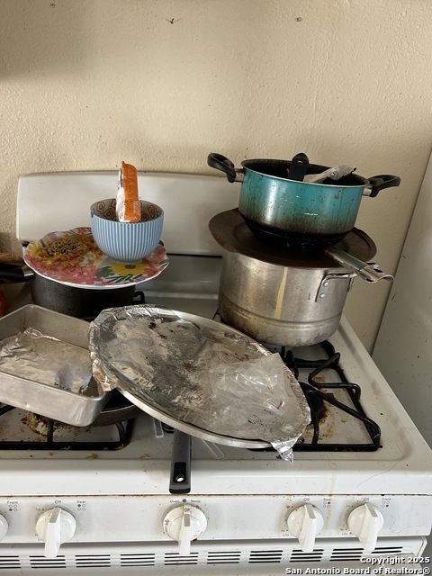 Listing photo id 3 for 1825 Hermosa W