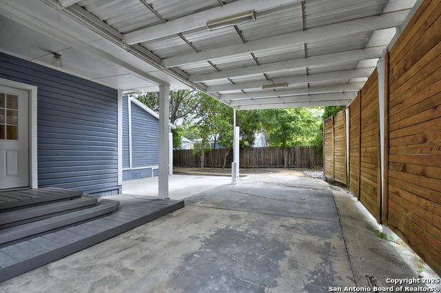 Listing photo id 28 for 327 Barrera