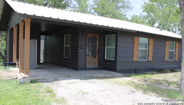 Listing photo id 0 for 412 Oak St E