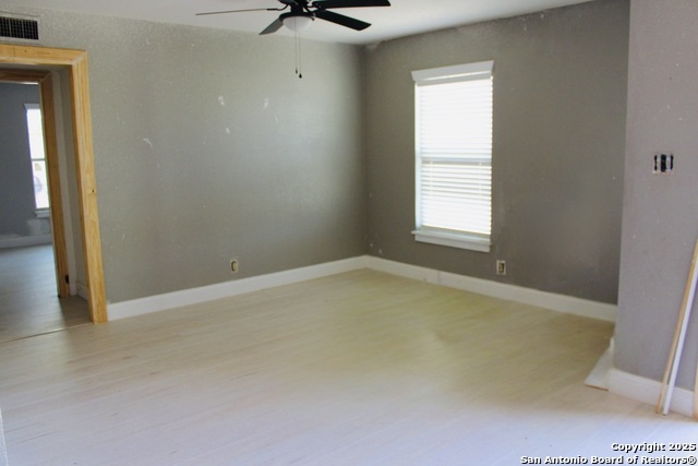 Listing photo id 2 for 412 Oak St E