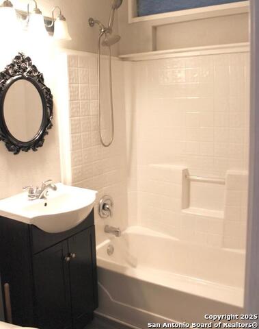 Listing photo id 6 for 412 Oak St E
