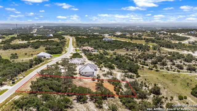 Listing photo id 11 for 681 Travis Forest