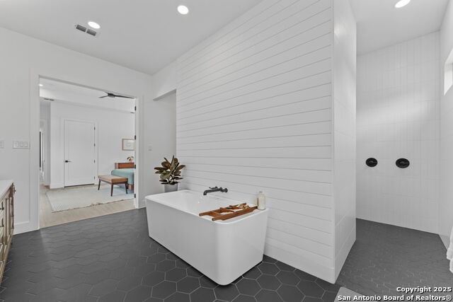 Image 22 of 43 For 722 Post Oak Ridge