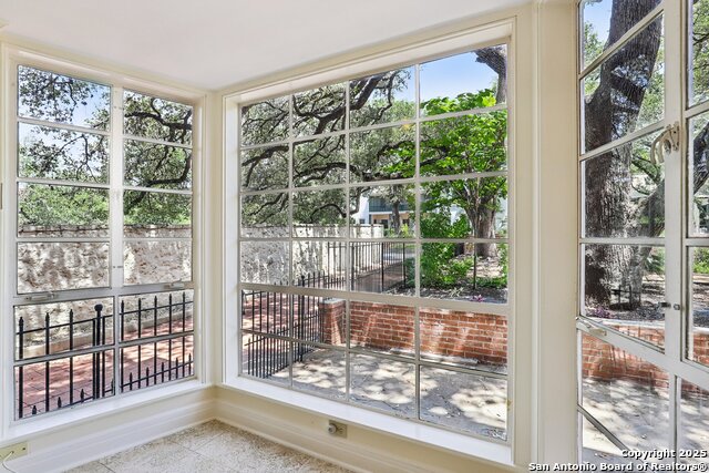 Listing photo id 17 for 248 Summit Ave E