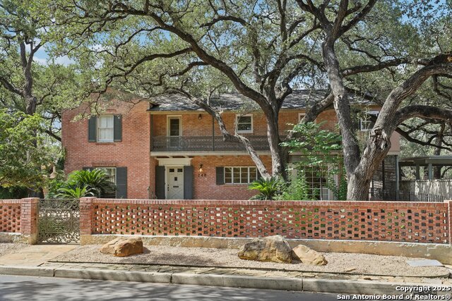 Listing photo id 0 for 248 Summit Ave E
