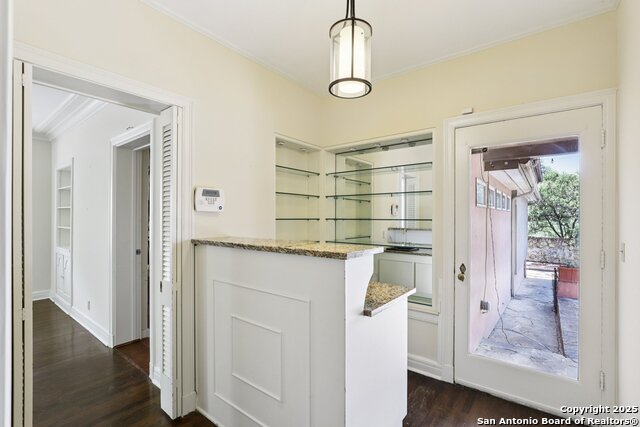Listing photo id 20 for 248 Summit Ave E
